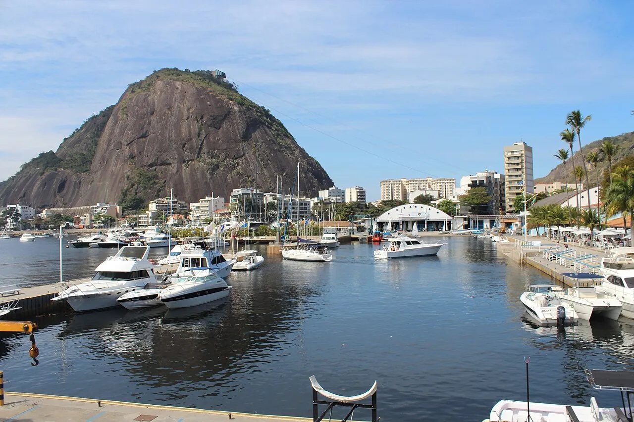 Marina do Iate Clube na enseada de Botafogo, com o Morro da Urca ao fundo