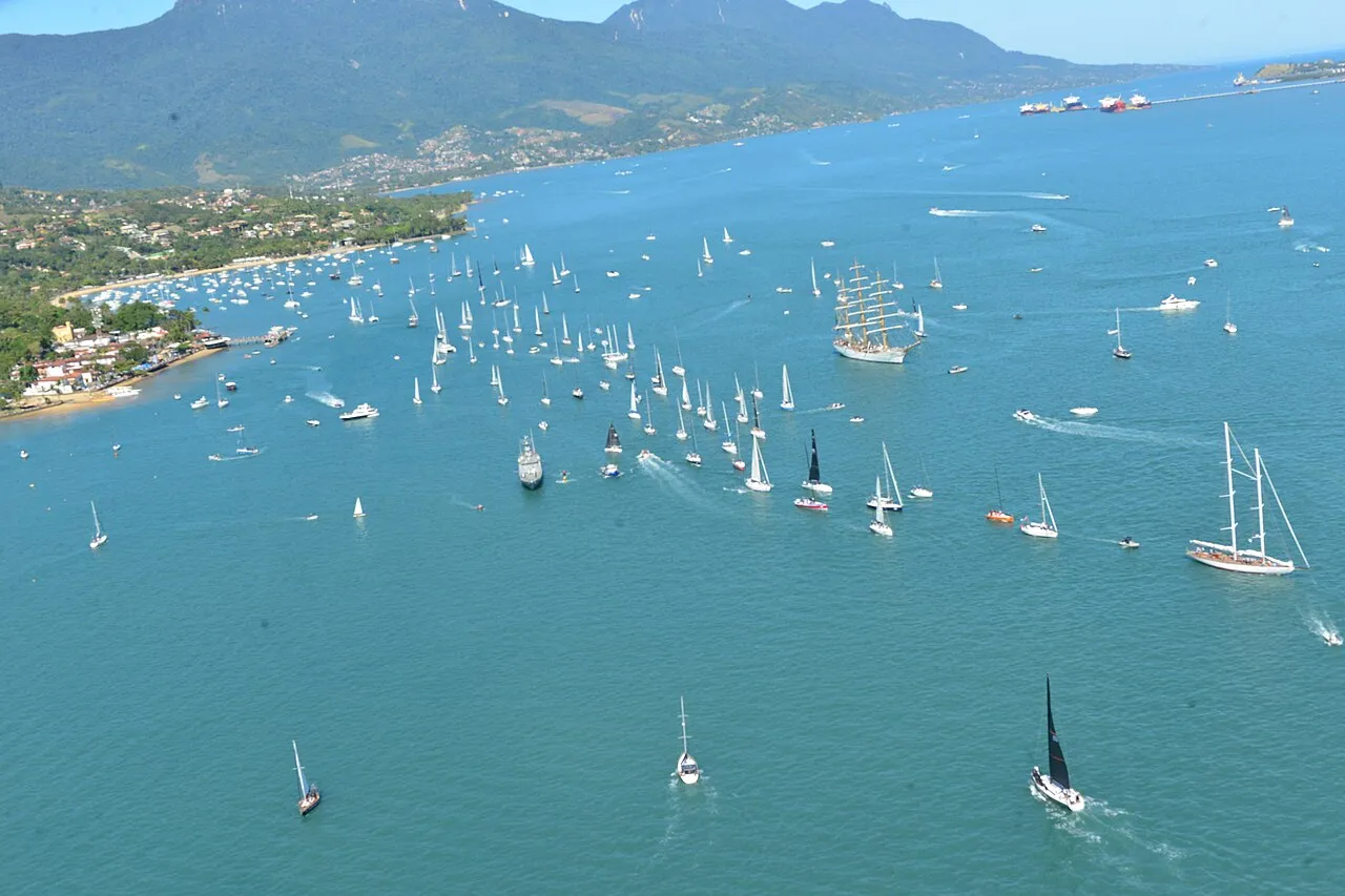 Largada da 50ª Semana Internacional de Vela de Ilhabela no Canal de São Sebastião (2023)