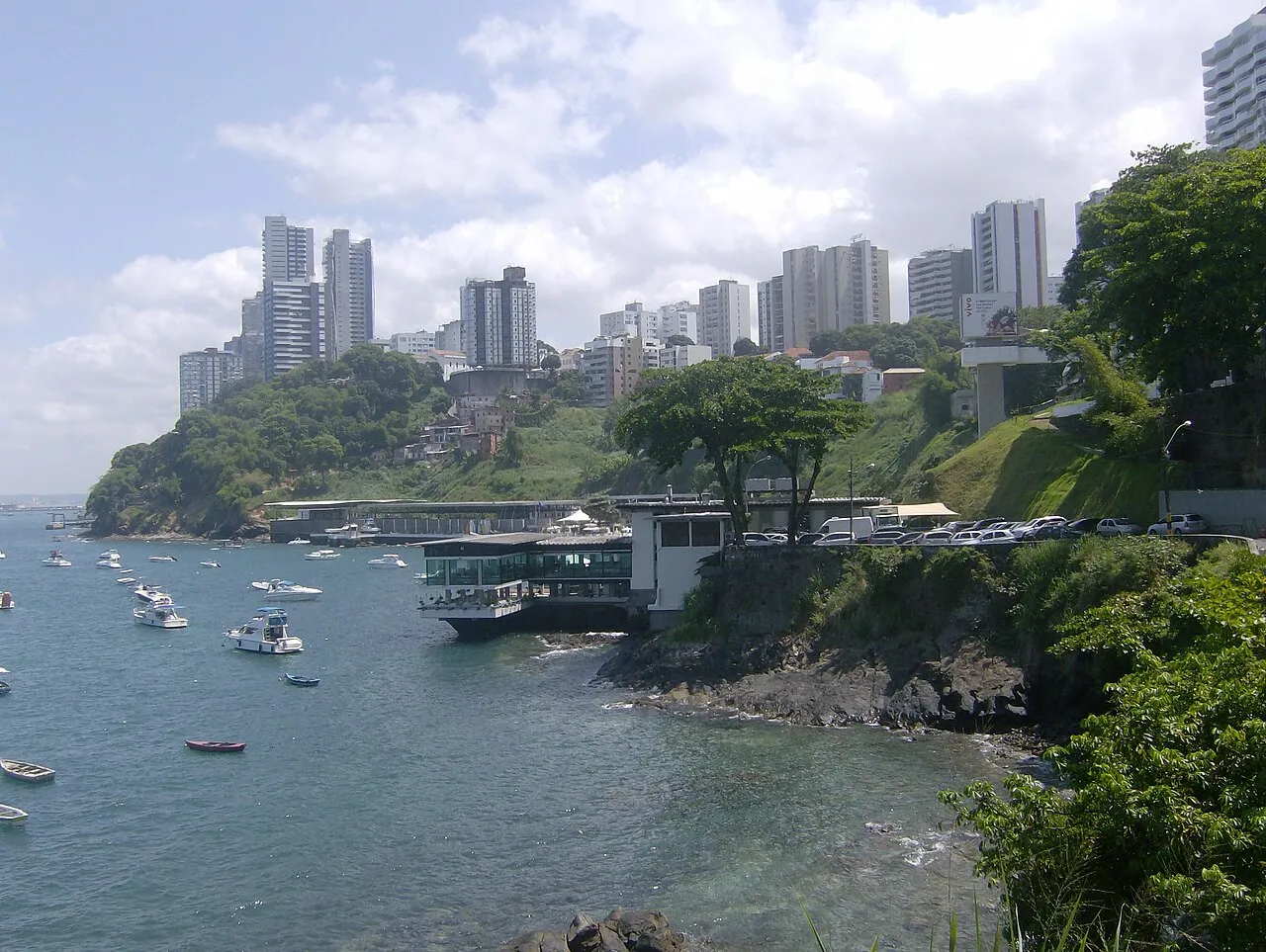 Ponte de embarque e fundeadouro do Yacht Clube da Bahia