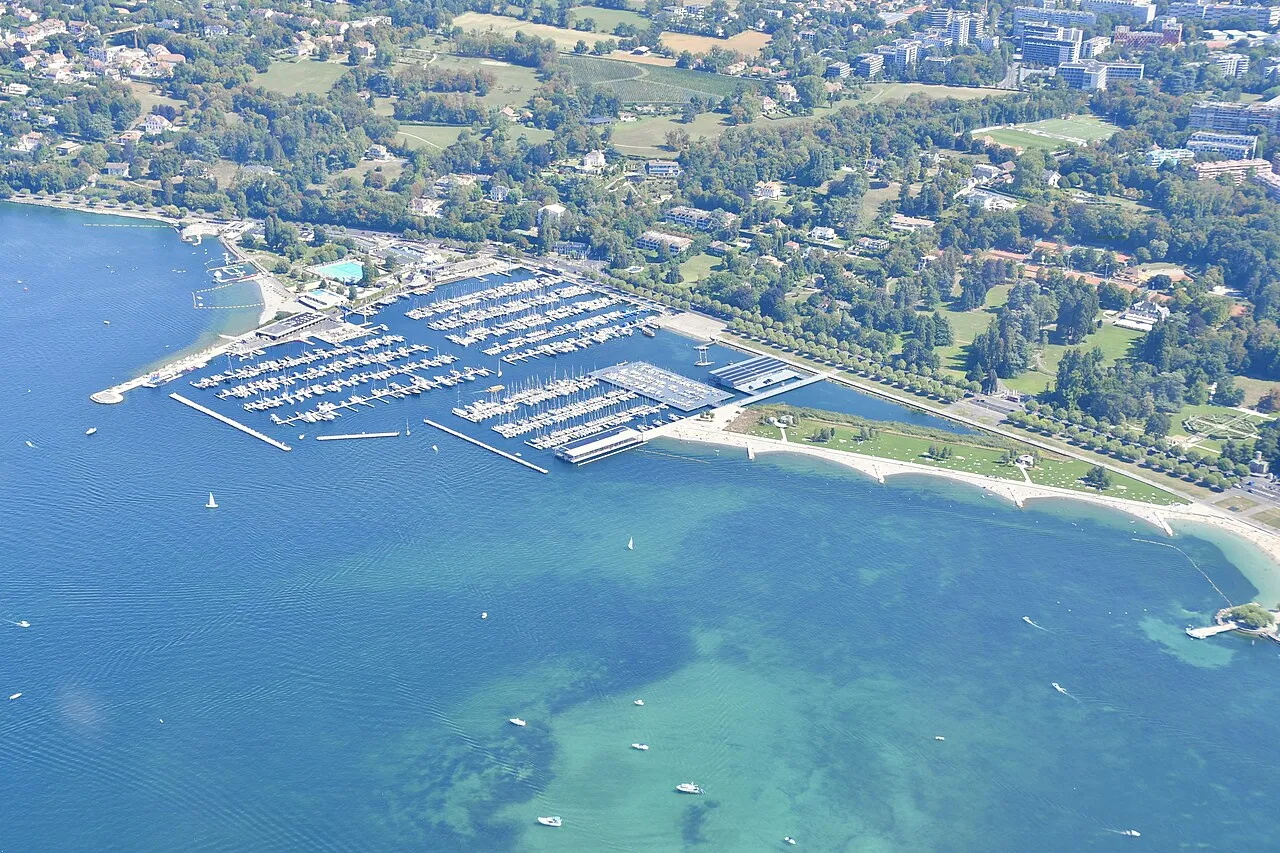 Aerial view of the Eaux-Vives harbour and beach