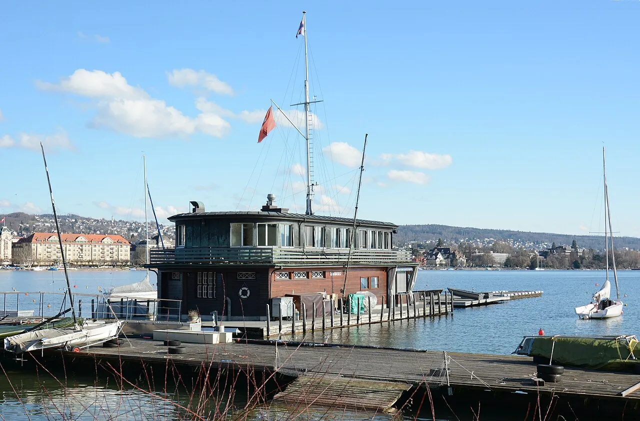 The Zürcher Yacht Club boathouse on General-Guisan-Quai (built 1917)