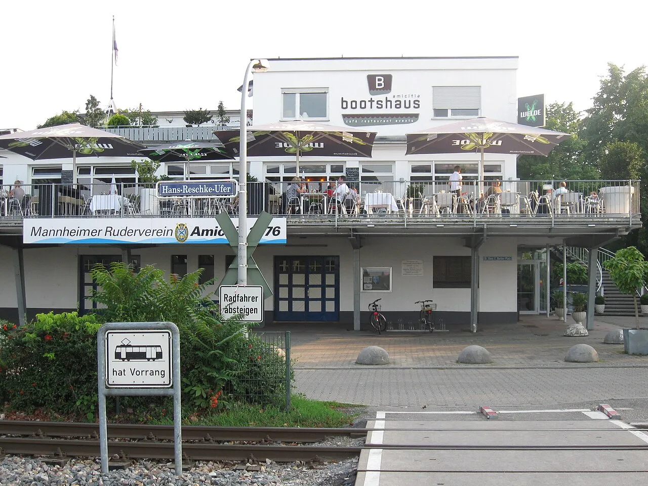 The club-owned restaurant "Bootshaus" by the Neckar