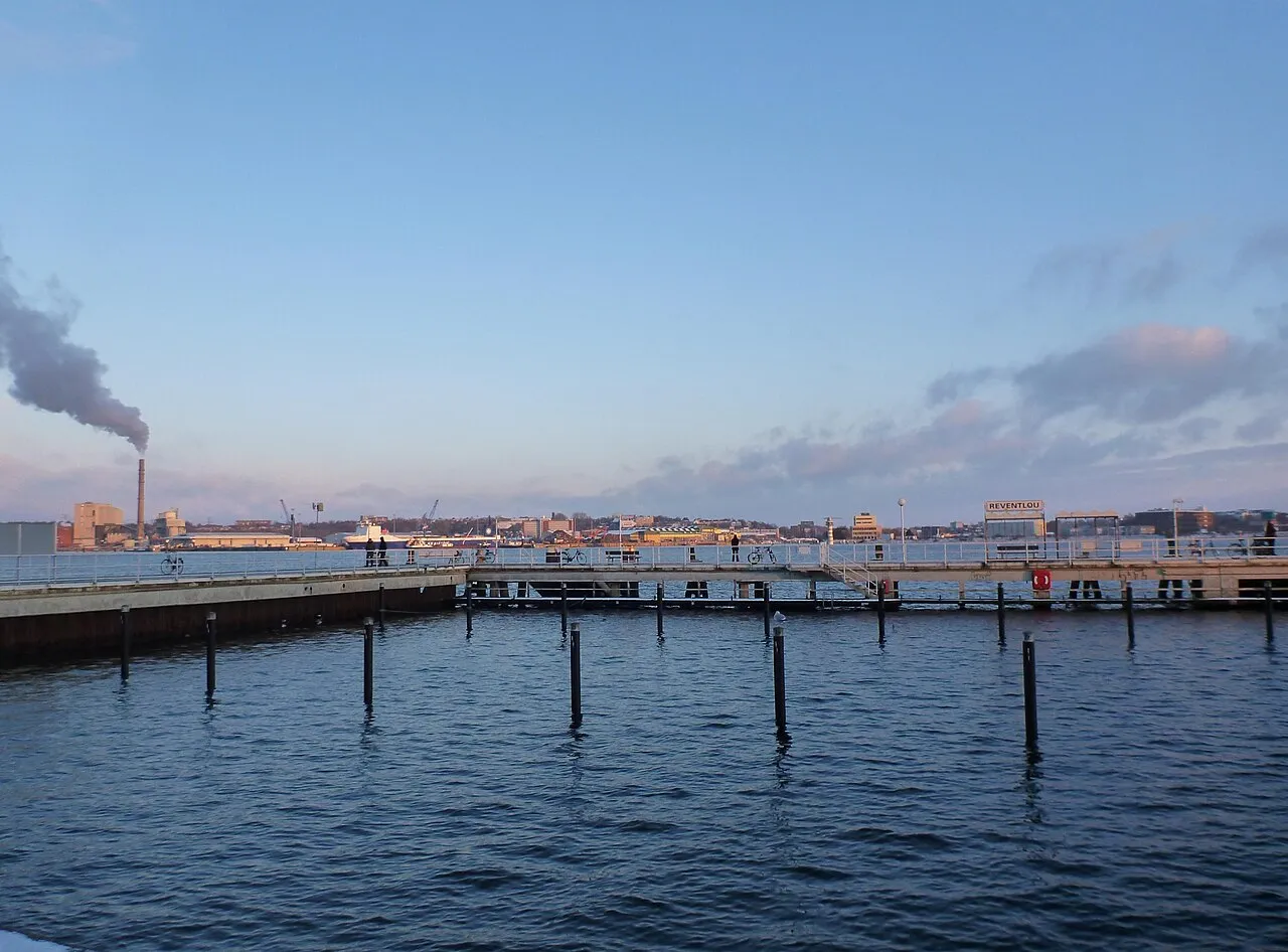 The Reventlou pier on the Kiellinie, 2013