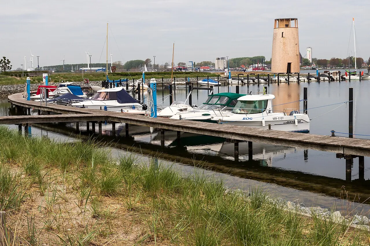 Blick vom Aussichtsturm über den Yachthafen Burgtiefe