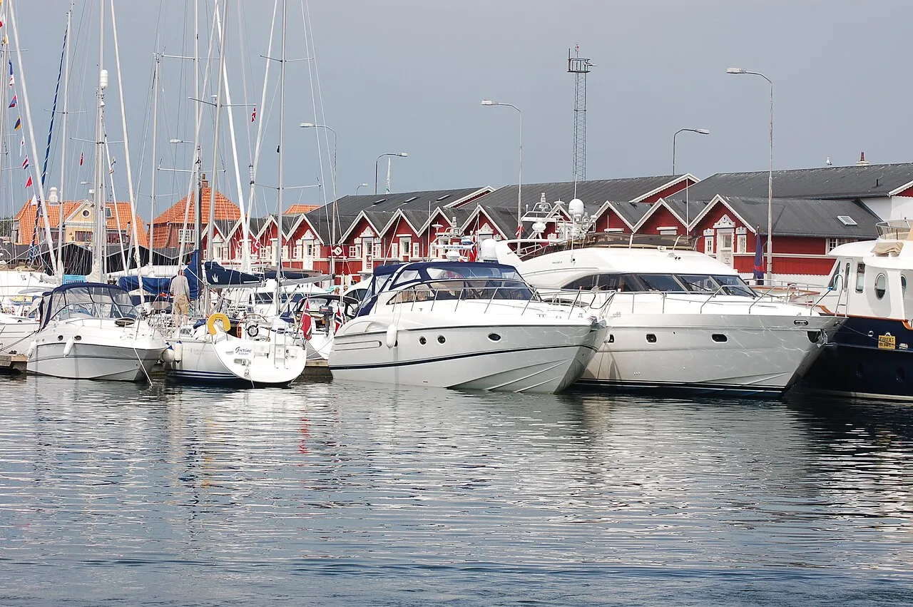 Yachts ved kajen foran Bindesbøll-pakhusene i Skagen Havn