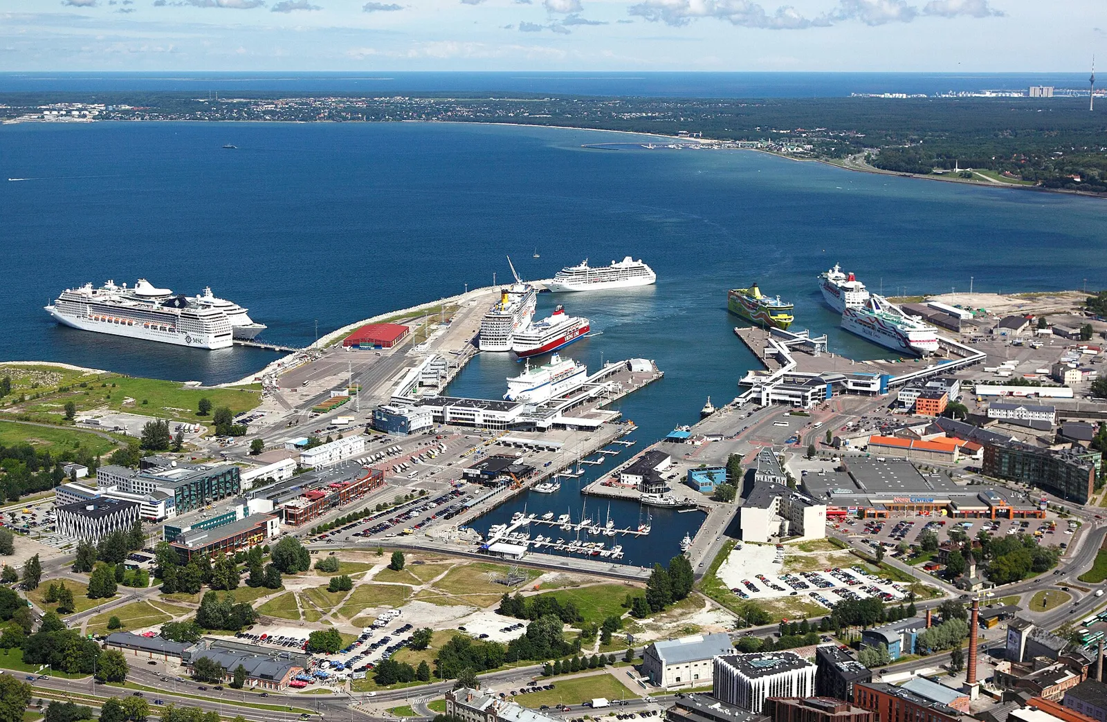 Tallinna Vanasadam, kus asub ka jahisadam