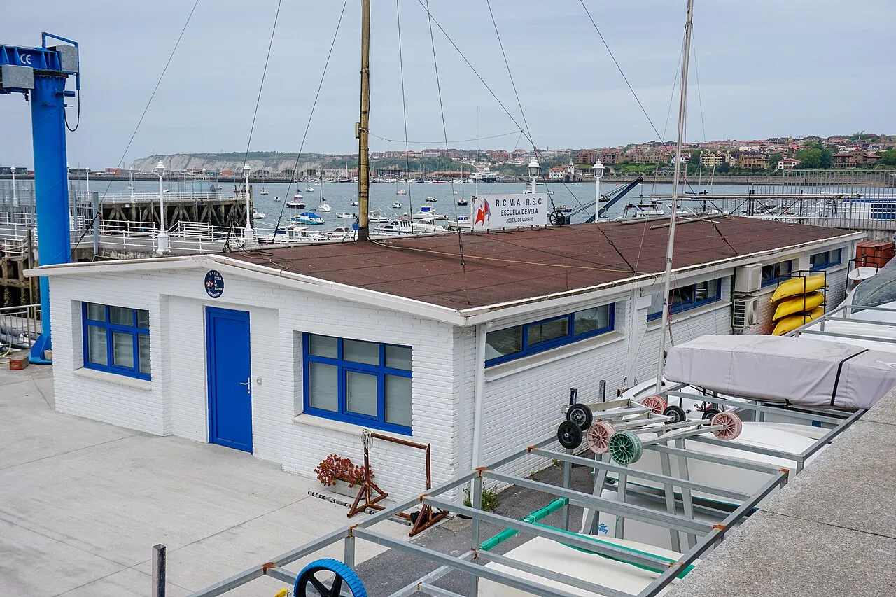 The RCMA-RSC sailing school at the Las Arenas marina, with the Abra behind