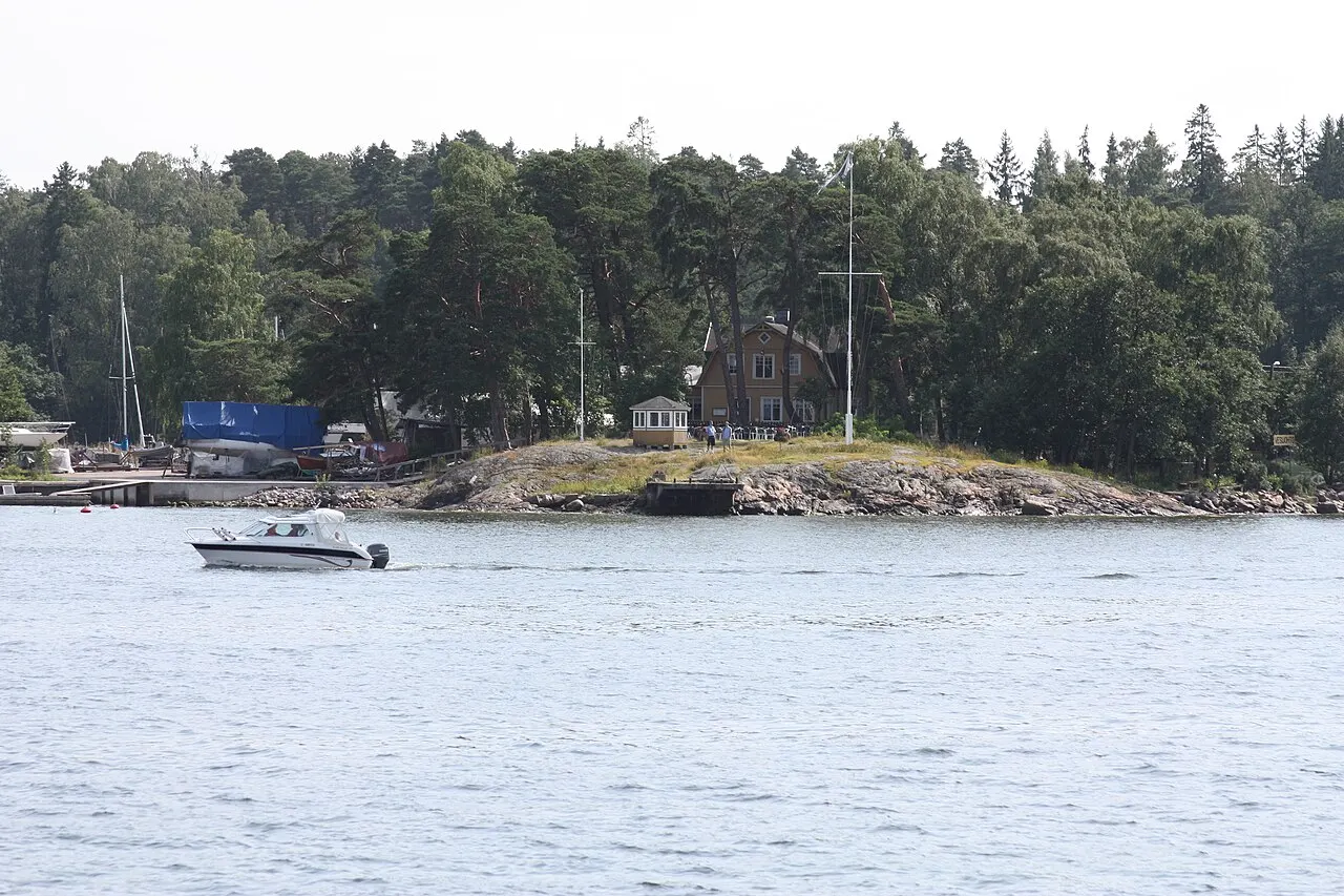 Hamnen och restaurangen på Pyysaari