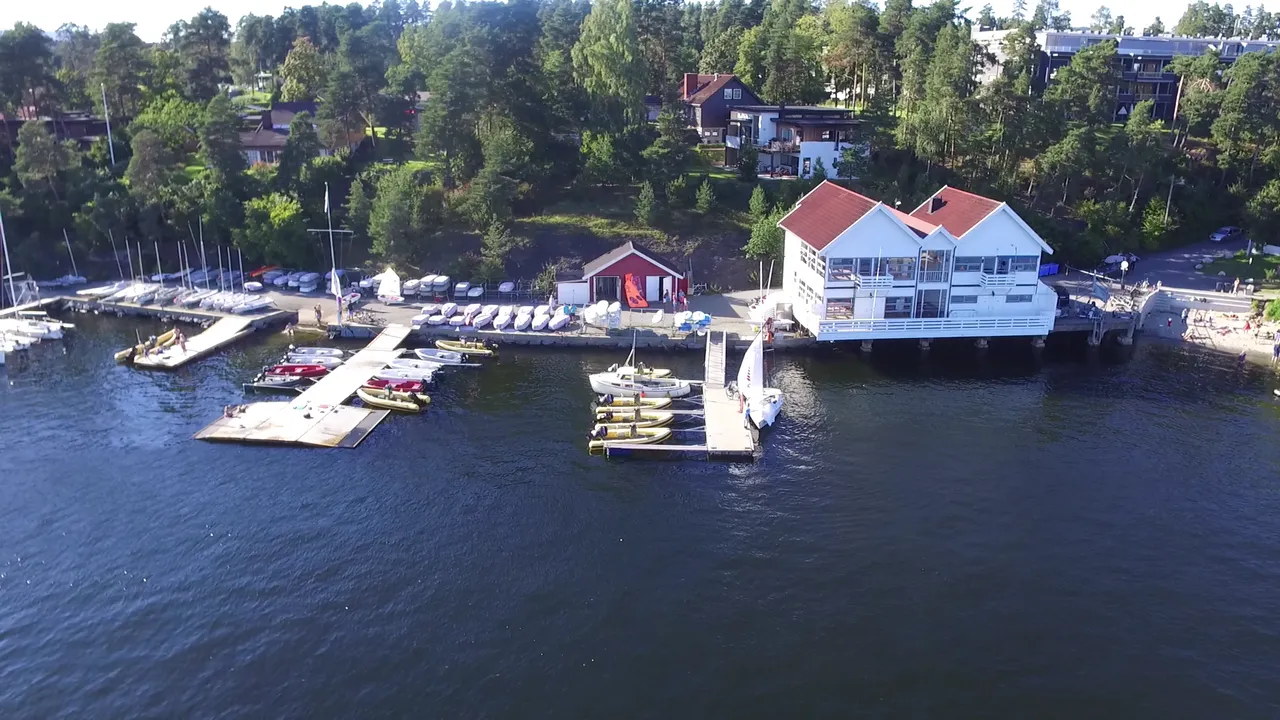Clubhouse and pontoons at Sarbuvollen