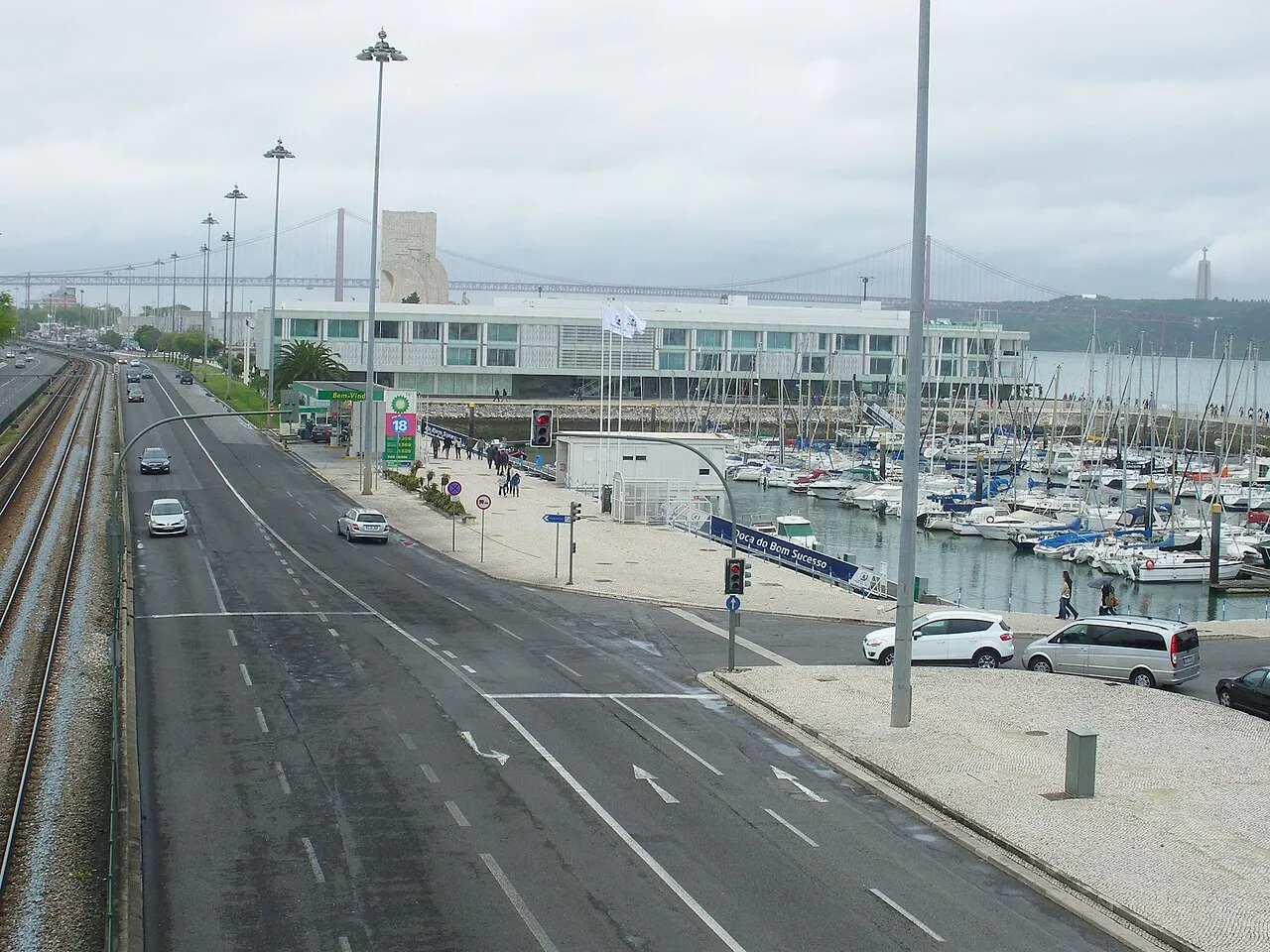 Bom Sucesso Dock with the 25 de Abril bridge behind (2011)