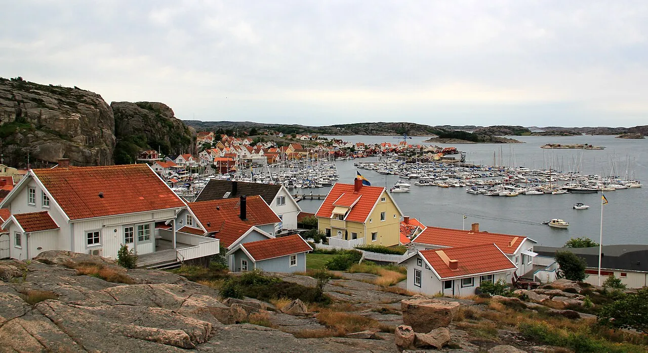 Fjällbacka och gästhamnen från berget (juli 2011)