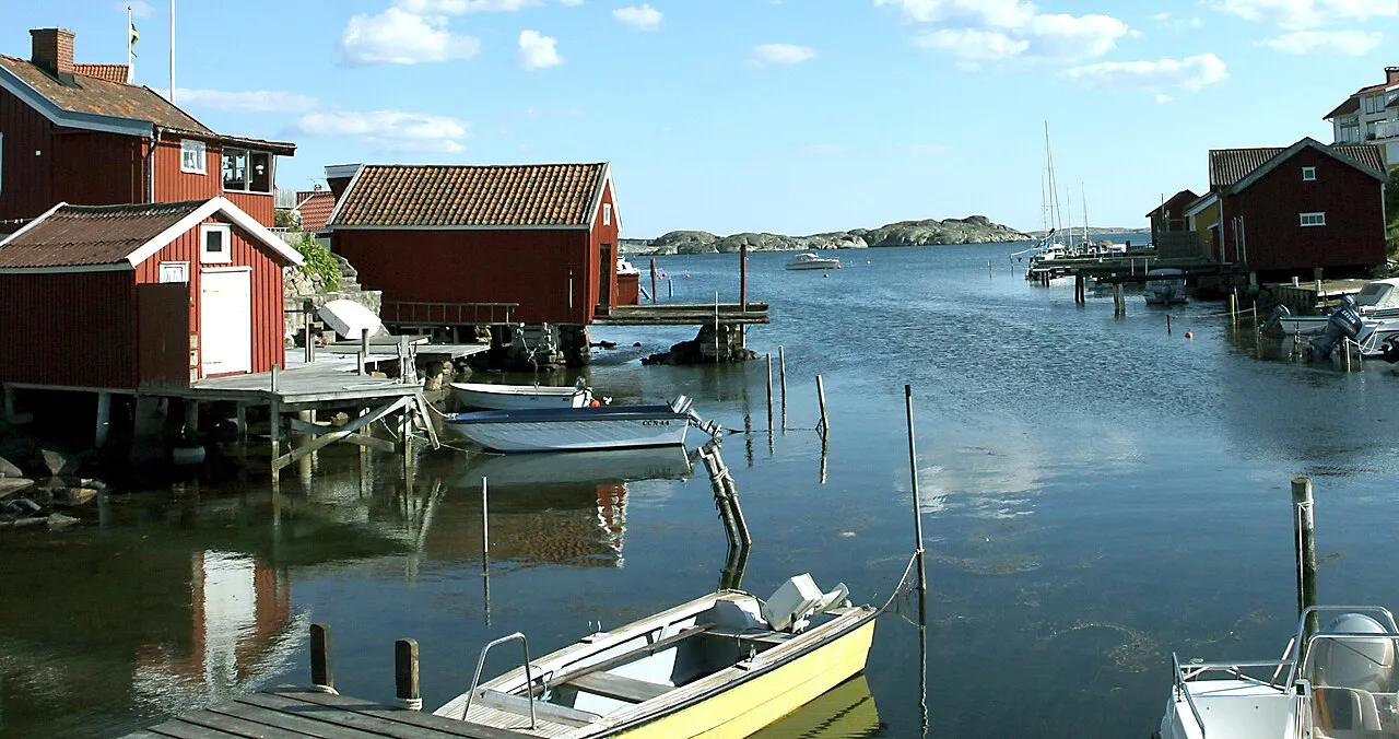 Hälleviksstrand from the bridge (June 2009)