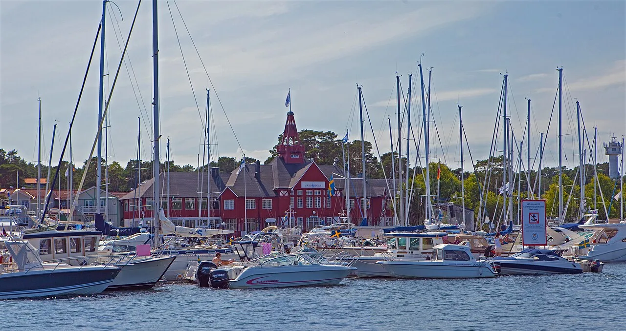 Sandhamn guest harbour with the Seglarhotellet (2011)