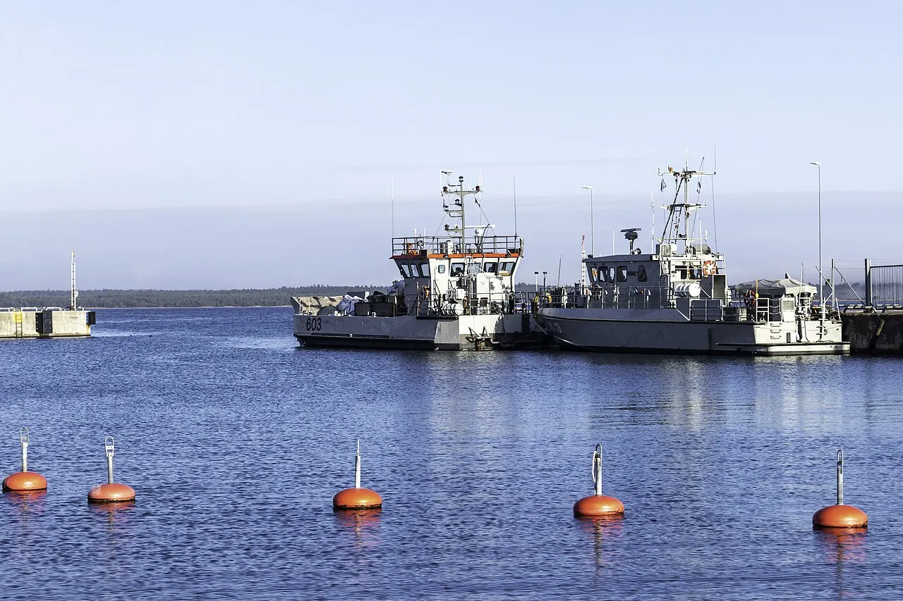 Buoys and vessels in Slite harbour (2022)