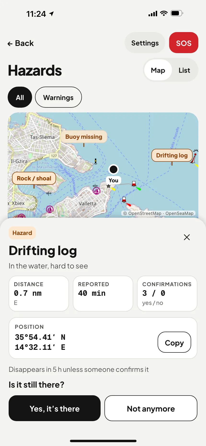 Hazard reports map: a drifting log, a missing buoy and a rock reported by boaters nearby; the log's position and confirmations · VesselSOS